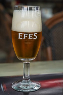 İzmir, TURKEY - 31 Ekim 2021: Yerel Efes Pilsen Birası İzmir, Türkiye 'de hizmet verdi
