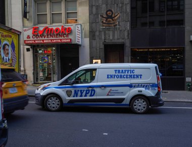 NEW YORK - 2 Kasım 2023: Aşağı Manhattan 'da NYPD trafik uygulama minibüsü