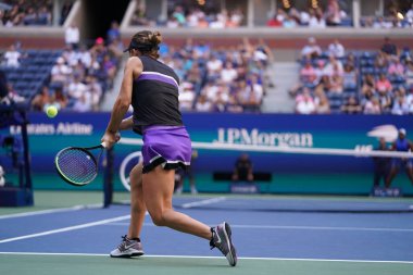 NEW YORK - 29 AUGust 2019: Romanya Grand Slam Şampiyonu Simona Halep, New York 'taki Billie Jean King Ulusal Tenis Merkezi' nde oynanan 2019 ABD Açık ikinci tur müsabakasında 