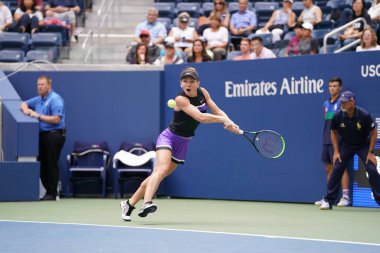 NEW YORK - 29 AUGust 2019: Romanya Grand Slam Şampiyonu Simona Halep, New York 'taki Billie Jean King Ulusal Tenis Merkezi' nde oynanan 2019 ABD Açık ikinci tur müsabakasında 