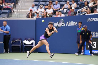 NEW YORK - 29 AUGust 2019: Romanya Grand Slam Şampiyonu Simona Halep, New York 'taki Billie Jean King Ulusal Tenis Merkezi' nde oynanan 2019 ABD Açık ikinci tur müsabakasında 