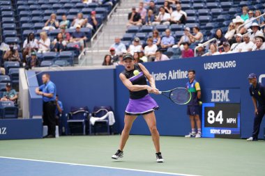 NEW YORK - 29 AUGust 2019: Romanya Grand Slam Şampiyonu Simona Halep, New York 'taki Billie Jean King Ulusal Tenis Merkezi' nde oynanan 2019 ABD Açık ikinci tur müsabakasında 
