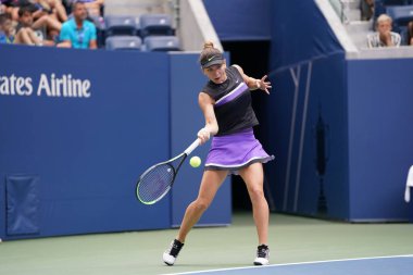 NEW YORK - 29 AUGust 2019: Romanya Grand Slam Şampiyonu Simona Halep, New York 'taki Billie Jean King Ulusal Tenis Merkezi' nde oynanan 2019 ABD Açık ikinci tur müsabakasında 