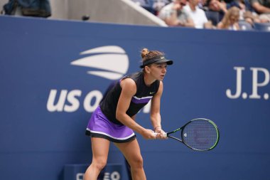 NEW YORK - 29 AUGust 2019: Romanya Grand Slam Şampiyonu Simona Halep, New York 'taki Billie Jean King Ulusal Tenis Merkezi' nde oynanan 2019 ABD Açık ikinci tur müsabakasında 