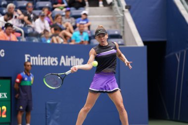NEW YORK - 29 AUGust 2019: Romanya Grand Slam Şampiyonu Simona Halep, New York 'taki Billie Jean King Ulusal Tenis Merkezi' nde oynanan 2019 ABD Açık ikinci tur müsabakasında 