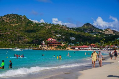 ST BARTS, FRANSIZ Batı Hindistanı - 20 Nisan 2024: Saint Barthelemy adasındaki ünlü St. Jean plajı, Fransızca konuşan Karayip adası, yaygın olarak St. Barts olarak bilinen
