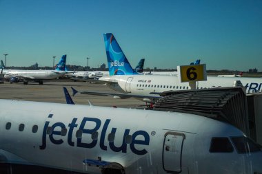 NEW YORK - 16 Nisan 2024: JetBlue uçağı New York 'taki JFK Uluslararası Havaalanı Terminal 5' in kapısına park etti. 