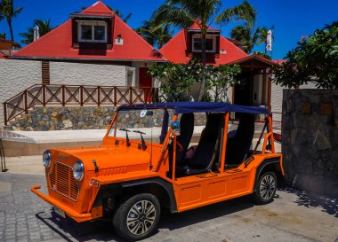 St. Barts, FRANSA Batı Hindistanı - 20 Nisan 2024: Mini Moke, Fransızca konuşulan Karayip adası Saint Barthelemy 'deki Eden Rock Oteli' nin önünde.