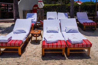 St. Barthelemy Adası 'ndaki ikonik Eden Rock Oteli' nin plajında 20 Nisan 2024 'te St. Barts olarak bilinen Fransızca konuşulan Karayip adası.