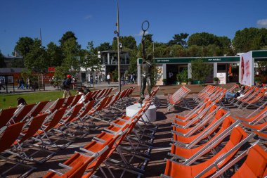 PARIS, FRANCE - 30 Mayıs 2022: Fransa 'nın Paris şehrinde düzenlenen 2022 Roland Garros tenis turnuvası sırasında Le Stade Roland Garros' un bahçesindeki güverte sandalyeleri