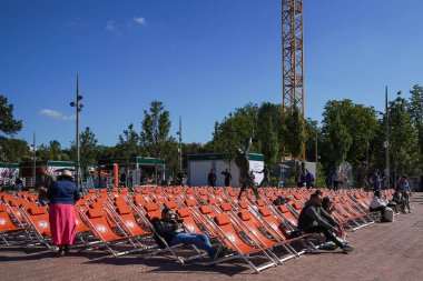 PARIS, FRANCE - 30 Mayıs 2022: Fransa 'nın Paris şehrinde düzenlenen 2022 Roland Garros tenis turnuvası sırasında Le Stade Roland Garros' un bahçesindeki güverte sandalyeleri