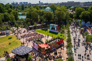 PARIS, FRANCE - 30 Mayıs 2022: Paris, Fransa 'daki Le Stade Roland Garros tenis turnuvası sırasında Philippe Chatrier Sarayı' nın genel görünümü
