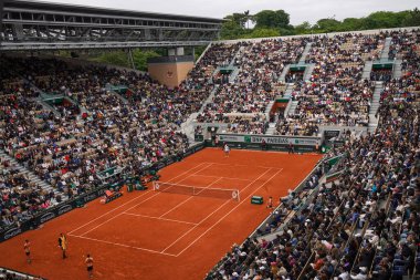 PARIS, FRANCE - 2 Haziran 2024: Paris, Fransa 'daki Le Stade Roland Garros tenis turnuvası sırasında Suzanne Lenglen Sarayı' nın genel görünümü