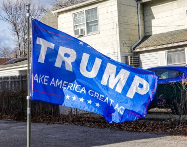 EAST ROCKAway, New York - 19 Aralık 2024: Trump 2024 Yeniden Amerika 'yı Büyük Yap tabelası Başkan Donald Trump' ı desteklemek için Long Island, New York 'taki evin önünde
