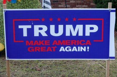 EAST ROCKAway, New York - 19 Aralık 2024: Trump 2024 Yeniden Amerika 'yı Büyük Yap tabelası Başkan Donald Trump' ı desteklemek için Long Island, New York 'taki evin önünde