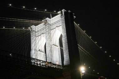 Gece Brooklyn Köprüsü'nün görünümü