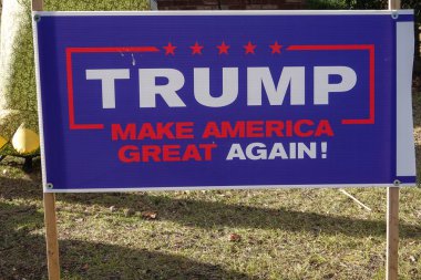 EAST ROCKAway, New York - 19 Aralık 2024: Trump 2024 Yeniden Amerika 'yı Büyük Yap tabelası Başkan Donald Trump' ı desteklemek için Long Island, New York 'taki evin önünde