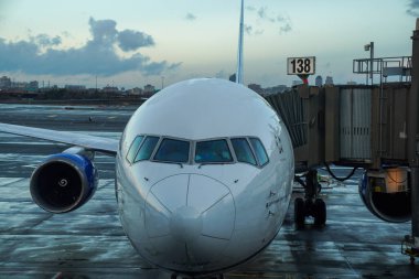 NEWARK, NEW JERSEY - 30 Aralık 2024: United Airlines uçağı New Jersey 'deki Newark Liberty Uluslararası Havalimanı C terminalinin kapısına park etti