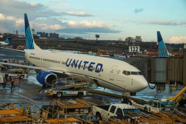 NEWARK, NEW JERSEY - 30 Aralık 2024: United Airlines uçağı New Jersey 'deki Newark Liberty Uluslararası Havalimanı C terminalinin kapısına park etti