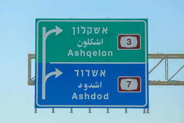 ISRAEL - 24 Eylül 2018: Ashqelon ve Ashdot istikamet tabelaları 6.