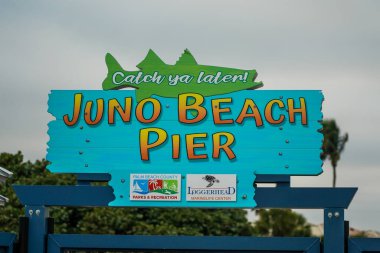 JUNO BEACH, FLORIDA - 23 HAZİRAN 2022 Florida 'daki Juno Beach Park Balıkçılık İskelesi tabelası
