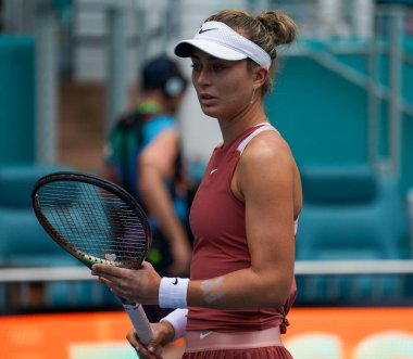 MIAMI GARDENS, FLORIDA - 30 Mart 2022: Miami Open 2022 çeyrek final maçı sırasında Florida, Miami 'deki Hard Rock Stadyumu' nda profesyonel tenis oyuncusu Paula Badosa