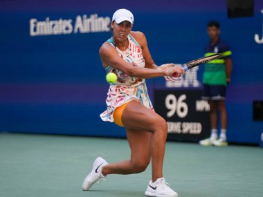 NEW YORK - 31 AUGust 2023: ABD 'li profesyonel tenisçi Madison Keys, New York' taki Billie Jean King Ulusal Tenis Merkezi 'nde oynanan 2023 ABD Açık' taki ikinci tur karşılaşmasında