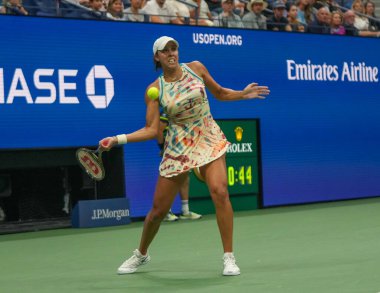 NEW YORK - SEPTEMBER 4, 2023: ABD 'li profesyonel tenisçi Madison Keys, New York' taki Billie Jean King Ulusal Tenis Merkezi 'nde oynanan 2023 ABD Açık turnuvasında 16.