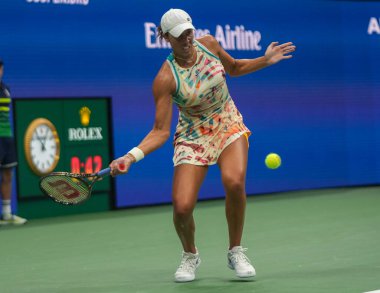 NEW YORK - SEPTEMBER 4, 2023: ABD 'li profesyonel tenisçi Madison Keys, New York' taki Billie Jean King Ulusal Tenis Merkezi 'nde oynanan 2023 ABD Açık turnuvasında 16.