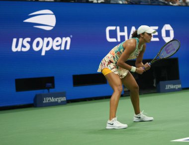NEW YORK - SEPTEMBER 4, 2023: ABD 'li profesyonel tenisçi Madison Keys, New York' taki Billie Jean King Ulusal Tenis Merkezi 'nde oynanan 2023 ABD Açık turnuvasında 16.