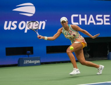 NEW YORK - SEPTEMBER 4, 2023: ABD 'li profesyonel tenisçi Madison Keys, New York' taki Billie Jean King Ulusal Tenis Merkezi 'nde oynanan 2023 ABD Açık turnuvasında 16.