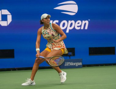 NEW YORK - SEPTEMBER 4, 2023: ABD 'li profesyonel tenisçi Madison Keys, New York' taki Billie Jean King Ulusal Tenis Merkezi 'nde oynanan 2023 ABD Açık turnuvasında 16.