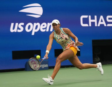 NEW YORK - SEPTEMBER 4, 2023: ABD 'li profesyonel tenisçi Madison Keys, New York' taki Billie Jean King Ulusal Tenis Merkezi 'nde oynanan 2023 ABD Açık turnuvasında 16.