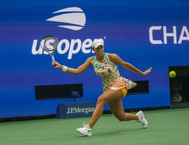 NEW YORK - SEPTEMBER 4, 2023: ABD 'li profesyonel tenisçi Madison Keys, New York' taki Billie Jean King Ulusal Tenis Merkezi 'nde oynanan 2023 ABD Açık turnuvasında 16.