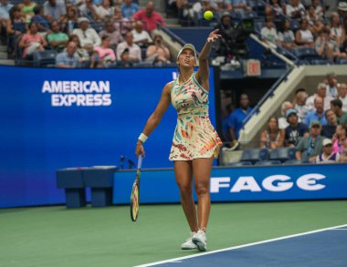 NEW YORK - SEPTEMBER 4, 2023: ABD 'li profesyonel tenisçi Madison Keys, New York' taki Billie Jean King Ulusal Tenis Merkezi 'nde oynanan 2023 ABD Açık turnuvasında 16.