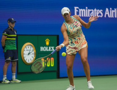 NEW YORK - SEPTEMBER 4, 2023: ABD 'li profesyonel tenisçi Madison Keys, New York' taki Billie Jean King Ulusal Tenis Merkezi 'nde oynanan 2023 ABD Açık turnuvasında 16.