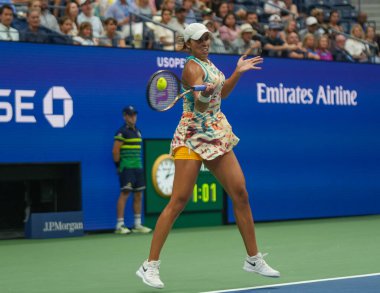 NEW YORK - SEPTEMBER 4, 2023: ABD 'li profesyonel tenisçi Madison Keys, New York' taki Billie Jean King Ulusal Tenis Merkezi 'nde oynanan 2023 ABD Açık turnuvasında 16.