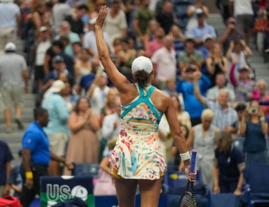 NEW YORK - SEPTEMBER 4, 2023: ABD 'li profesyonel tenisçi Madison Keys, New York' taki Billie Jean King Ulusal Tenis Merkezi 'nde oynanan 2023 ABD Açık' ta oynanan 16 turluk karşılaşma sonrasında zaferini kutladı