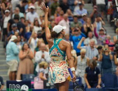 NEW YORK - SEPTEMBER 4, 2023: ABD 'li profesyonel tenisçi Madison Keys, New York' taki Billie Jean King Ulusal Tenis Merkezi 'nde oynanan 2023 ABD Açık' ta oynanan 16 turluk karşılaşma sonrasında zaferini kutladı