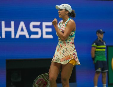 NEW YORK - SEPTEMBER 4, 2023: ABD 'li profesyonel tenisçi Madison Keys, New York' taki Billie Jean King Ulusal Tenis Merkezi 'nde oynanan 2023 ABD Açık' ta oynanan 16 turluk karşılaşma sonrasında zaferini kutladı