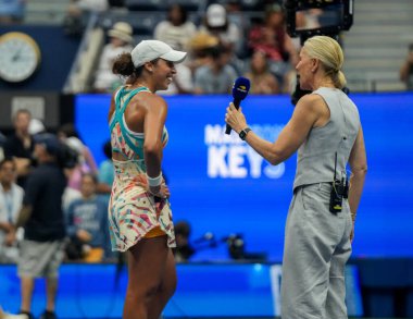 NEW YORK - SEPTEMBER 4, 2023: New York 'taki Billie Jean King Ulusal Tenis Merkezi' nde oynanan 2023 ABD Açık 'ta oynanan 16 raundluk maç sonrasında ABD' li profesyonel tenisçi Madison Keys