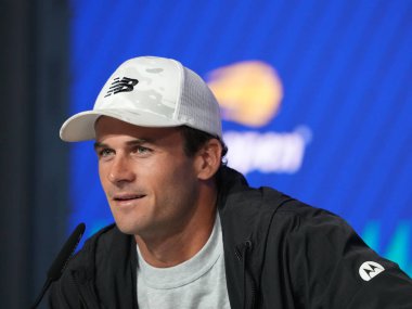 NEW YORK - 28 AUGust 2023: ABD 'li profesyonel tenisçi Tommy Paul, Billie Jean King Ulusal Tenis Merkezi' nde oynanan 2023 ABD Açık ilk tur maçı sonrasında düzenlediği basın toplantısında, 