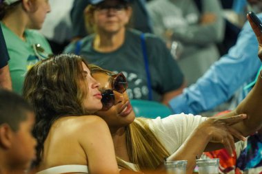 MIAMI GARDENS, FLORIDA - 29 Mart 2024: Serena Williams ve arkadaşları Miami Açık yarı final maçına Grigor Dimitrov ile Alexander Zverev arasında Florida 'daki Hard Rock Stadyumu' nda katıldılar.