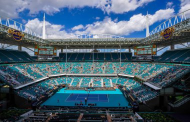 MIAMI GARDENS, FLORIDA - 29 Mart 2024: Miami Gardens, Florida 'da oynanan 2024 Miami Açık tenis maçı sırasında Hard Rock Stadyumu