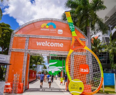 MIAMI GARDENS, FLORIDA - 30 Mart 2024: Miami Gardens, Florida 'da 2024 Miami Açık tenis şampiyonası boyunca Hard Rock Stadyumu' nda