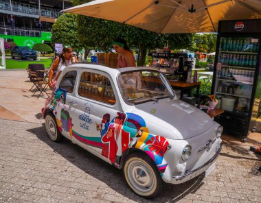 MIAMI GARDENS, FLORIDA - 30 Mart 2024: Miami Gardens, Florida 'da 2024 Miami Açık tenis şampiyonası boyunca Hard Rock Stadyumu' nda