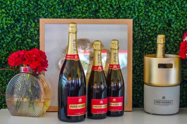 MIAMI GARDENS, FLORIDA - 29 Mart 2024: Piper Heidsieck Brut Champagne Hard Rock Stadyumu 'ndaki 2024 Miami Açık' ta sunuldu. Piper Heidsieck, Miami Açık tenis turnuvasının resmi şampanyası.