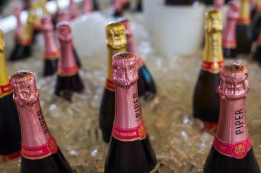 MIAMI GARDENS, FLORIDA - 29 Mart 2024: Piper Heidsieck Brut Champagne Hard Rock Stadyumu 'ndaki 2024 Miami Açık' ta sunuldu. Piper Heidsieck, Miami Açık tenis turnuvasının resmi şampanyası.