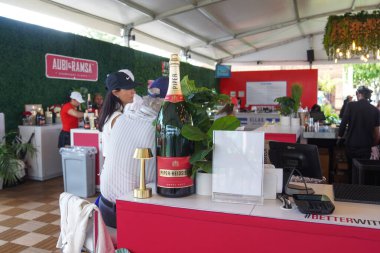MIAMI GARDENS, FLORIDA - 29 Mart 2024: 2024 Miami Açık tenis şampiyonası sırasında Hard Rock Stadyumu 'nda şampanya bahçesi. Piper Heidsieck, Miami Açık tenis turnuvasının resmi şampanyası.