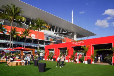 MIAMI GARDENS, FLORIDA - 29 Mart 2024: 2024 Miami Açık tenis şampiyonası sırasında Hard Rock Stadyumu 'nda şampanya bahçesi. Piper Heidsieck, Miami Açık tenis turnuvasının resmi şampanyası.